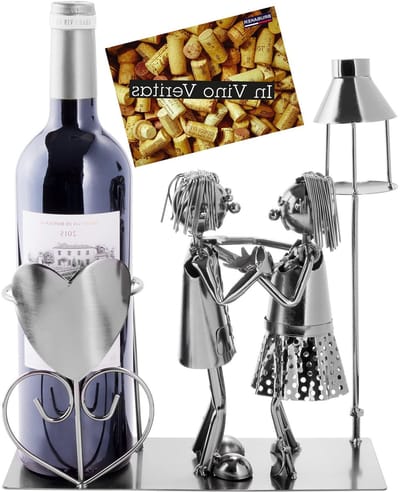 BRUBAKER Wijnfleshouder Lovers met Lantaarn voor waxinelichtje - Metalen Sculptuur Flessenstandaard - 26,5 cm - Wijngeschenk voor koppels Cadeau voor koppels - met Wenskaart - Wijnrek