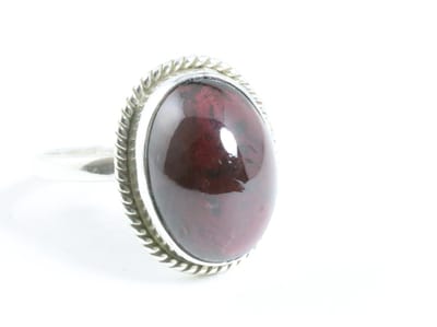Bewerkte ovale zilveren ring met granaat - maat 16