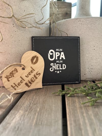 Creaties van hier – Onderzetter Opa met houten hartje – Kuntstleer – PU – 10 cm – onderzetters