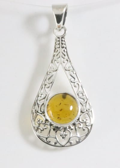 Opengewerkte zilveren hanger met amber
