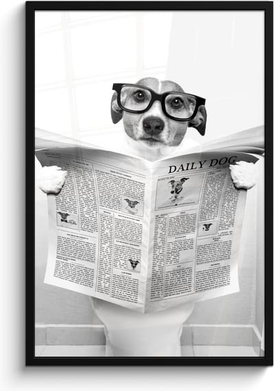 Poster in lijst - Fotolijst 60x90 cm - Posters - Hond - Krant - Toilet - Zwart wit - Dieren - Posterlijst zwart - Wanddecoratie badkamer - Muurdecoratie WC - Decoratieve accessoires - Toilet muur decoratie