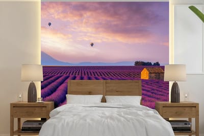 Behang - Fotobehang Lavendel - Luchtballon - Berg - Paars - Breedte 280 cm x hoogte 280 cm