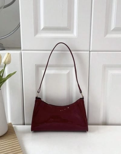 Donkerrode schoudertas - schoudertas burgundy - schoudertas lak - lak tas - rode lak tas - handtas - tas - schoudertas dames - schoudertassen - statement tas - shoulderbag - hobo tas - schoudertas