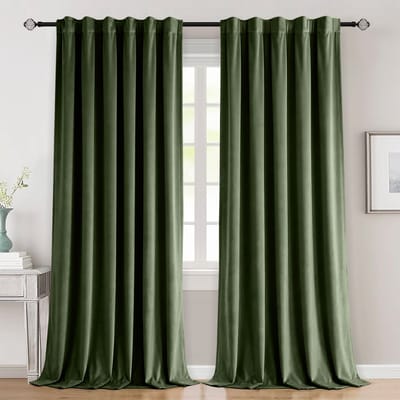 Qelus 2 Stuks Luxe Gevoerde Velours Gordijnen - 260gsm - Verduisterend & Isolerend - Multifunctionele Plooiband - Met Grijze Achterzijde - voor Slaapkamer en Woonkamer - 132x213cm - Olijfgroen
