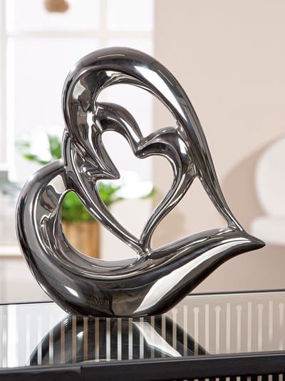 Beeld een liefdevol gebaar in de liefde - harten in het zilver - liefdesbeeld - 6x22x21 cm zilver - keramiek