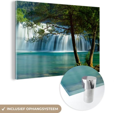 ® Glasschilderij 180x120 cm - Schilderij acrylglas - Twee bomen voor het landschap van het Nationaal park Krka in Kroatië - Foto op glas - Muurdecoratie woonkamer - Wanddecoratie slaapkamer - Schilderijen