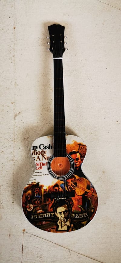 Johnny Cash Miniatuur Gitaar Vintage Album Art – Houten Country Rock Decoratie met Standaard – Luxe Akoestisch Model Muziek Merchandise – 25 cm Hoog – Uniek Cadeau