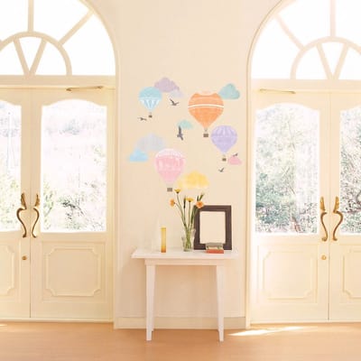 Decoratieve muurstickers met heteluchtballon en wolken