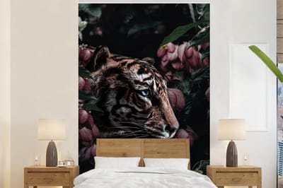 Behang - Fotobehang Tijger - Roze - Bloemen - Breedte 160 cm x hoogte 240 cm