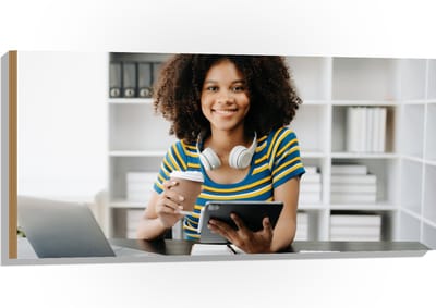Hout - Meisje - Studeren - School - Drinken - Laptop - Ipad - Koptelefoon - Schrift - Pen - 100x50 cm - 9 mm dik - Foto op Hout (Met Ophangsysteem)