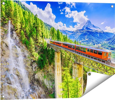 Gards Tuinposter Trein op een Brug bij een Waterval in Zwitserland - 80x60 cm - Tuindoek - Tuindecoratie - Wanddecoratie buiten - Tuinschilderij