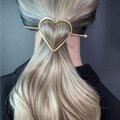 Een Stijlvolle En Elegante Gouden Haarpin Met Een Hartvormig Ontwerp Voor Dames, Geschikt Voor Dagelijks Gebruik. goud