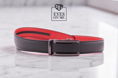 Zwart + rood lederen riem zonder gaatjes met automatische gesp voor heren ( model N323 )
