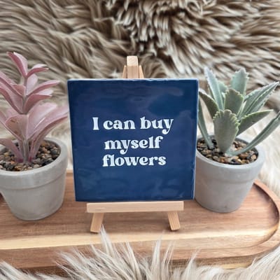 Robuust Wenstegeltje – Hip trendy tegeltje – I can buy myself flowers - Cadeau - Gift - Verjaardag - Zomaar - Decoratie voor woonkamer - Spreuktegel - Trendy nu – Decoratief Tegeltje met Standaard – Cadeau Idee