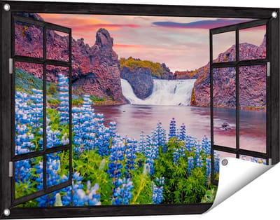 Gards Tuinposter Doorkijk Waterval met Blauwe Lupine Bloemen - 90x60 cm - Tuindoek - Tuindecoratie - Wanddecoratie buiten - Tuinschilderij
