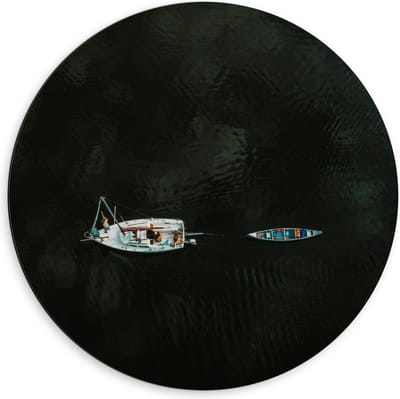 Dibond Wandcirkel - Twee Bootjes op het Water - 60x60cm Foto op Aluminium Wandcirkel (met ophangsysteem)