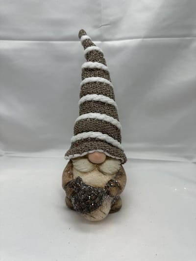 Kerstbeeldje Kerstman + eikel - taupe -  keramiek - 23 cm hoog x 10 cm x 8 cm – Kerstdecoratie