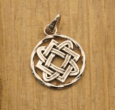 Sterling zilveren hanger knoop in rondje - geknoopte hangertje van 925 zilver - knot pendant silver - bedel voor aan ketting van een celtic knot - eeuwige knoop hanger van sterling zilver - pendants knots sterling silver