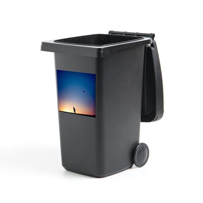 Container sticker Vlieger - Meisje met vlieger tijdens zonsondergang Klikosticker - 40x40 cm - kliko sticker - weerbestendige containersticker