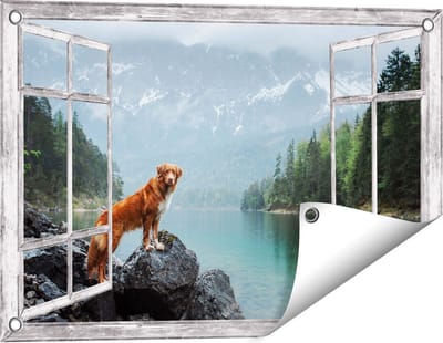 Gards Tuinposter Doorkijk Retriever Hond bij het Water in de Bergen - 60x40 cm - Tuindoek - Tuindecoratie - Wanddecoratie buiten - Tuinschilderij