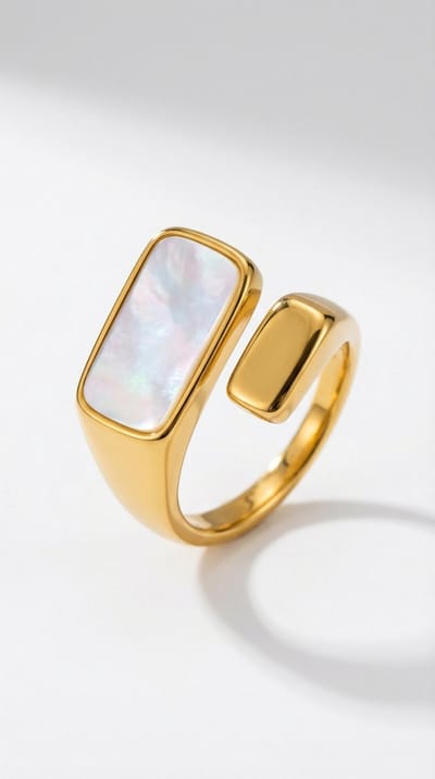 Lundholm Jiske Ring Dames Luxe met Steen – Premium Stainless Steel 2.5 Micron PVD Gold Plated – Goudkleurige Verstelbare Ring met Steen Statement – One Size Verstelbaar – Scandinavisch Design