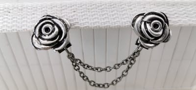 Vestsluiting - clip met dubbel ketting - roos knoop - voor - vest - sjaal - omslagdoek in kleur antiek zilver look.