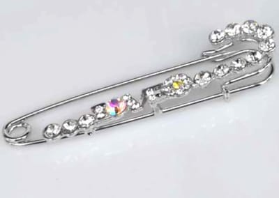 Broche - Speld - LOVE - fonkelende strass steentjes - Zilverkleurig - langwerpig - L 7.5 cm / H 1.2 cm