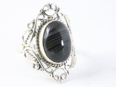 Opengewerkte zilveren ring met gestreepte onyx - maat 16.5
