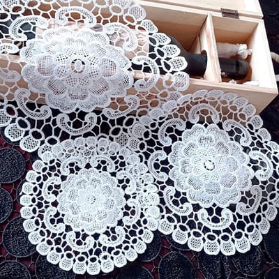Dailygoods- Placemat Set van 4 - Wit Kant Borduurwerk - Ronde Vorm - Tafel Onderzetters - 25 cm - Polyester Materiaal - Tafelonderzetters