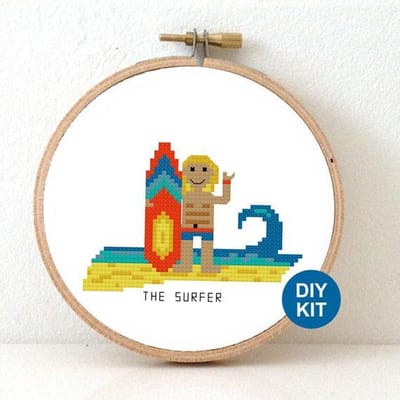 Borduurpakket - surfer kado voor manlijke surfer sporter kado inclusief borduurring, DMC borduurgaren, borduurnaald, Aida borduurstof