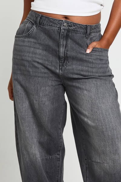 boohoo Dames Plus Mid Waist Barrel Fit Jeans | Washed Black | Maat: 16