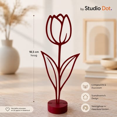by Studio Dot. - Tulp Decoratie - Bloem Beeldje - Minimalistisch - 18,5 cm - Woonaccessoire - Interieuraccessoire - Cadeau - Bedankje - Inclusief Standaard - Bordeaux Rood