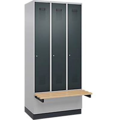 C+P Evolo Plus garderobekast, 3 vakken van elk 300 mm breed, sokkel, zwevende bank, B 900 x D 815 x H 1950 mm, cilinder, blank aluminium/antracietgrijs