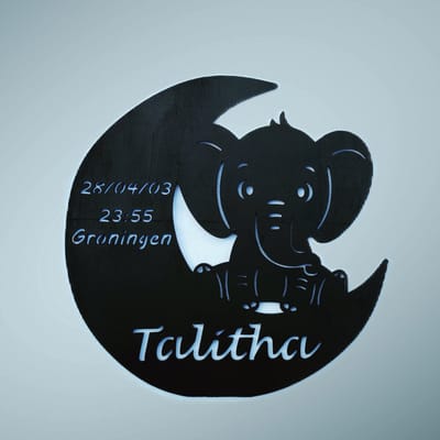 Gepersonaliseerd Houten Geboortebord met Maan en olifant – Uniek Kraamcadeau met Naam, Geboortedatum, Gewicht en Lengte - 38cm - Zwart