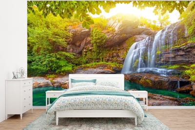 Behang - Fotobehang Natuur - Waterval - Planten - Bomen - Zon - Breedte 320 cm x hoogte 240 cm