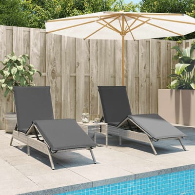 vidaXL - Ligbedden - 2 - st - met - tafel - poly - rattan - lichtgrijs