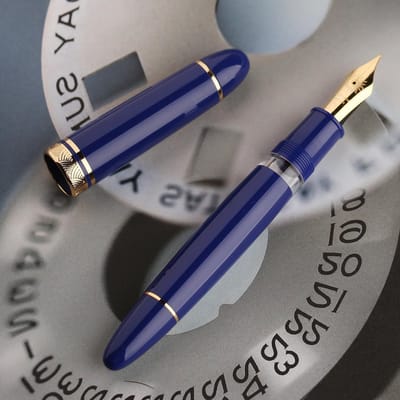 Elegante vulpen met medium nib, koper zuigsysteem en grote capaciteit, blauwe acryl schrijfstift met luxe doos
