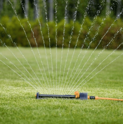 Fiskars Zwenksproeier M - Waterbesparende Gazonsproeier - Kunststof - Tuinsproeier