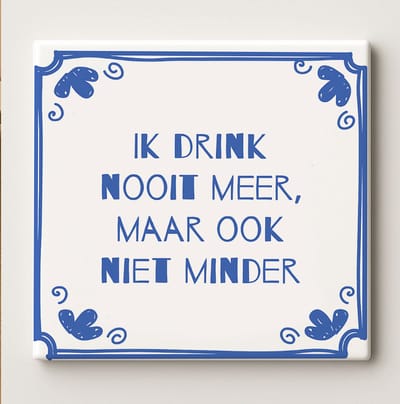 Grappige Drink Tegel 15x15cm – “Ik drink nooit meer, maar ook niet minder” – Humoristische Blauwe Keramische Wandtegel, Leuk Cadeau voor Bar of Keukendecoratie