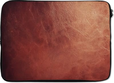 Laptophoes 13 inch - Leer - Lederlook - Bruin - Licht - Laptop sleeve - Binnenmaat 32x22,5 cm - Zwarte achterkant - Back to school spullen - Schoolspullen jongens en meisjes middelbare school - Macbook air hoes - Chromebook sleeve