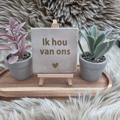 Robuust Wenstegeltje "Ik Hou van Ons" – Hip trendy tegeltje – 10x10 cm – Cadeau voor Partner, Valentijn of Jubileum – Stijlvol en Persoonlijk Woonaccessoire - Zomaar - Voor jezelf – Trendy nu – Decoratief Tegeltje met Standaard – Cadeau Idee