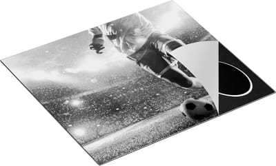 Chefcare Inductie Beschermer Voetbal Speler met de Bal in een Druk Stadion - Zwart Wit - 60x50 cm - Afdekplaat Inductie - Kookplaat Beschermer - Inductie Mat