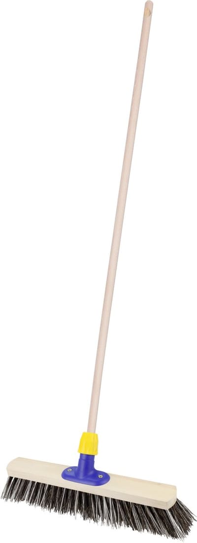 Brumag Buiten of tuin bezem Robby - Harde kop van 40 cm - Houten steel 141 cm - Met steelhouder
