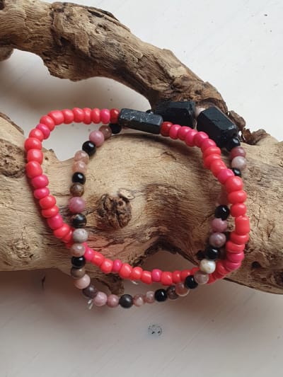 Handgemaakte edelsteen armband van roze toermalijn, rhodoniet en zwarte toermalijn,