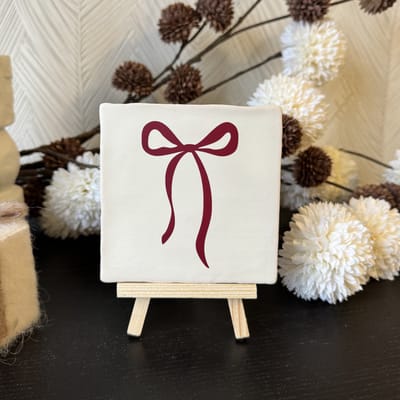 Hartjespost | Tegeltje Strikje, bordeaux, mat wit | tegeltjes met tekst | spreuktegel | tegeltjeswijsheden | Christmas | Xmas | kerstmis | decoratie kerst | liefde | goud | alles is liefde | 10x10