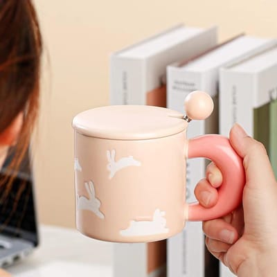 Creatieve Kleine Frisse Keramische Mok Koppels Waterbeker met Deksel Lepel Vrouwendag Souvenir Koffiekop Cadeau 360ML white