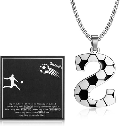 Voetbal Ketting voor Mannen en Vrouwen met Initialen, Perfect Cadeau voor Voetballiefhebbers, Gemaakt van 316L RVS met Kaart en Cadeaubox