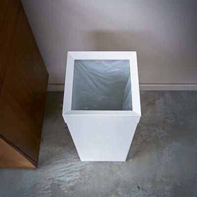 Prullenbak Minimalistisch 22,5 x 22,5 x 60 cm – Modern Witte Stalen Afvalbak met Open Deksel en Gevoerde Bodem – 7,25 Liter Inhoud – Japanse Design Stijl – Abkantoor