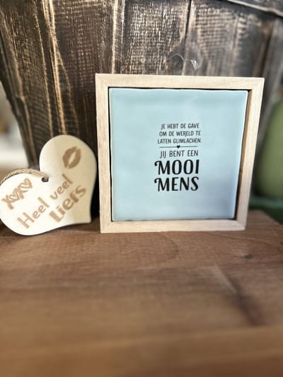 Creaties van Hier -Liefs in een lijstje mooi mens met houten hartje - 12 cm – Keramiek