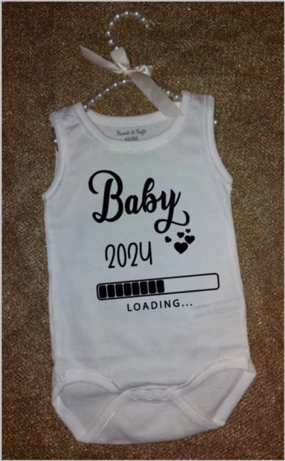 Bedrukt rompertje met tekst Baby is Loading 2024, Rompertje, Baby, Babyshower, Aankondiging zwanger, Zwanger, Rompertje zonder mouw